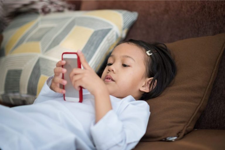 Cara Mengatasi Anak Kecanduan Hp 930x620 1