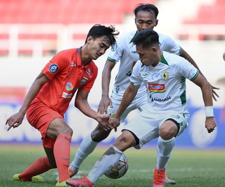 Pemain Borneo Fc Mendapat Pengawalan Ketat Dari Dua Pemain P Py0z